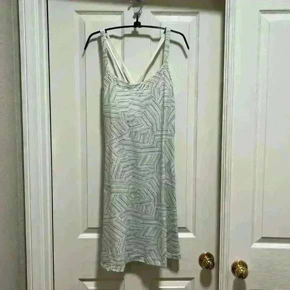 EUC Title Nine Womens Yes Dress Size M Blue Gold Abstract Built In Bra Athletic - Picture 1 of 13